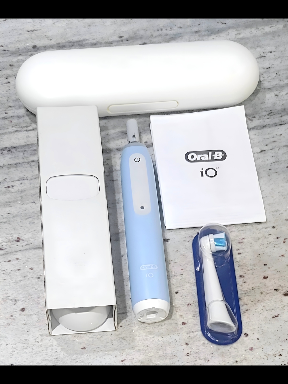 Oral‑B iO Electric Toothbrush in Light Blue with Travel Case